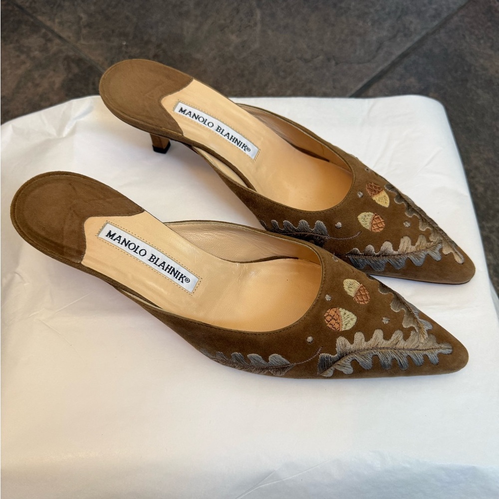 Manolo Blahnik Brown Suede Embroidered Pointed Toe Kitten Heel Mules 38.5 VTG - Picture 4 of 10